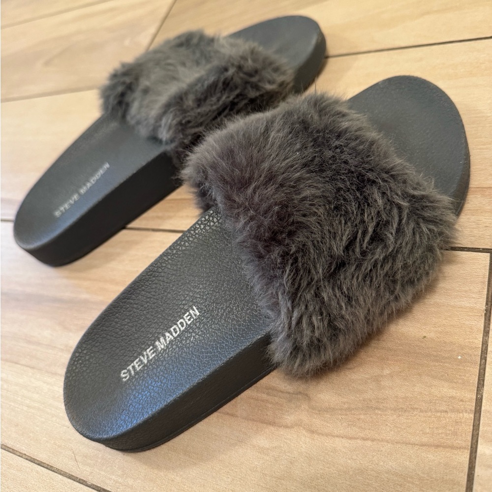 Steve Madden fluffy grey slides size 8 (women’s)